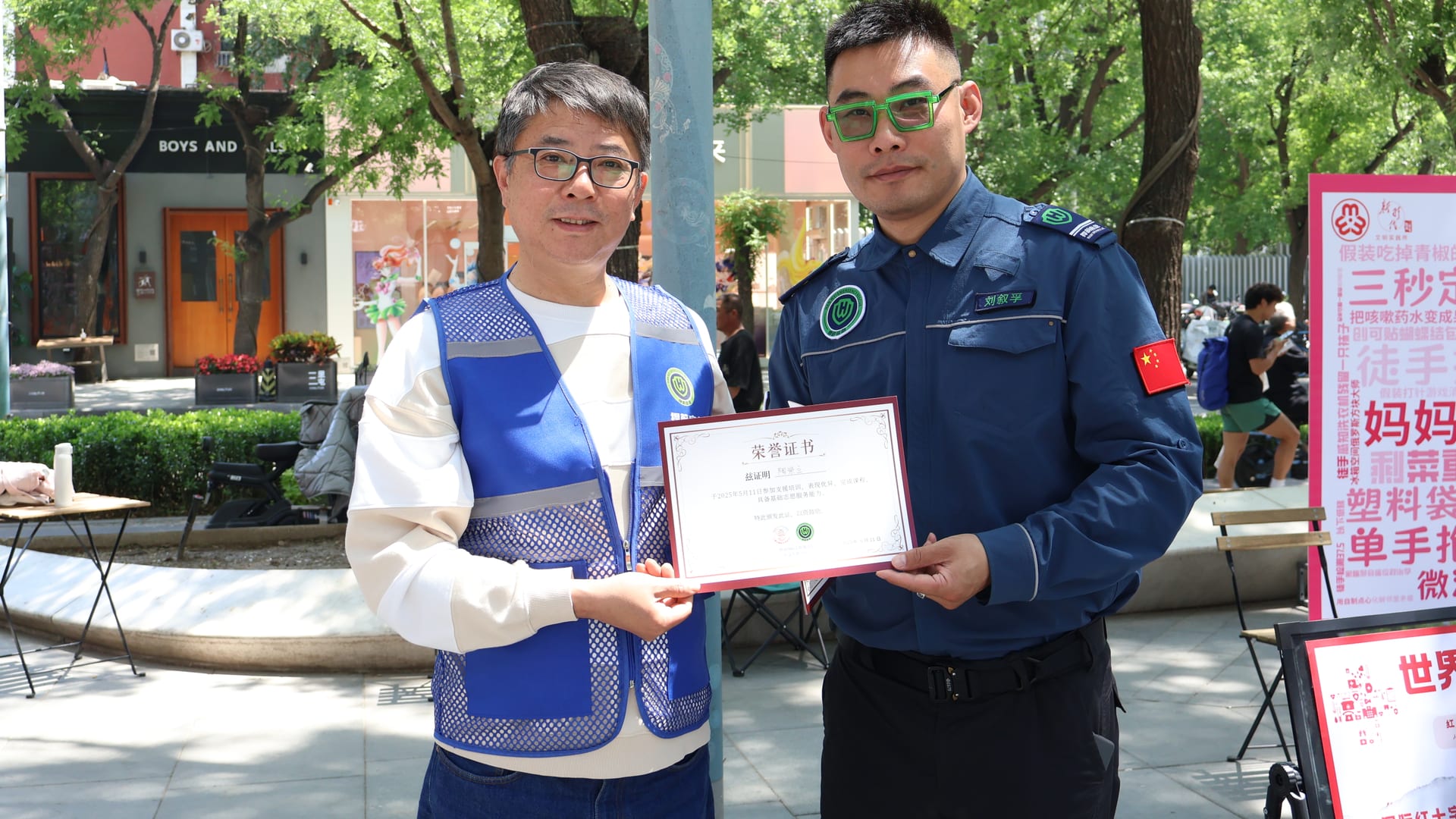 国际志愿者参与社区服务活动