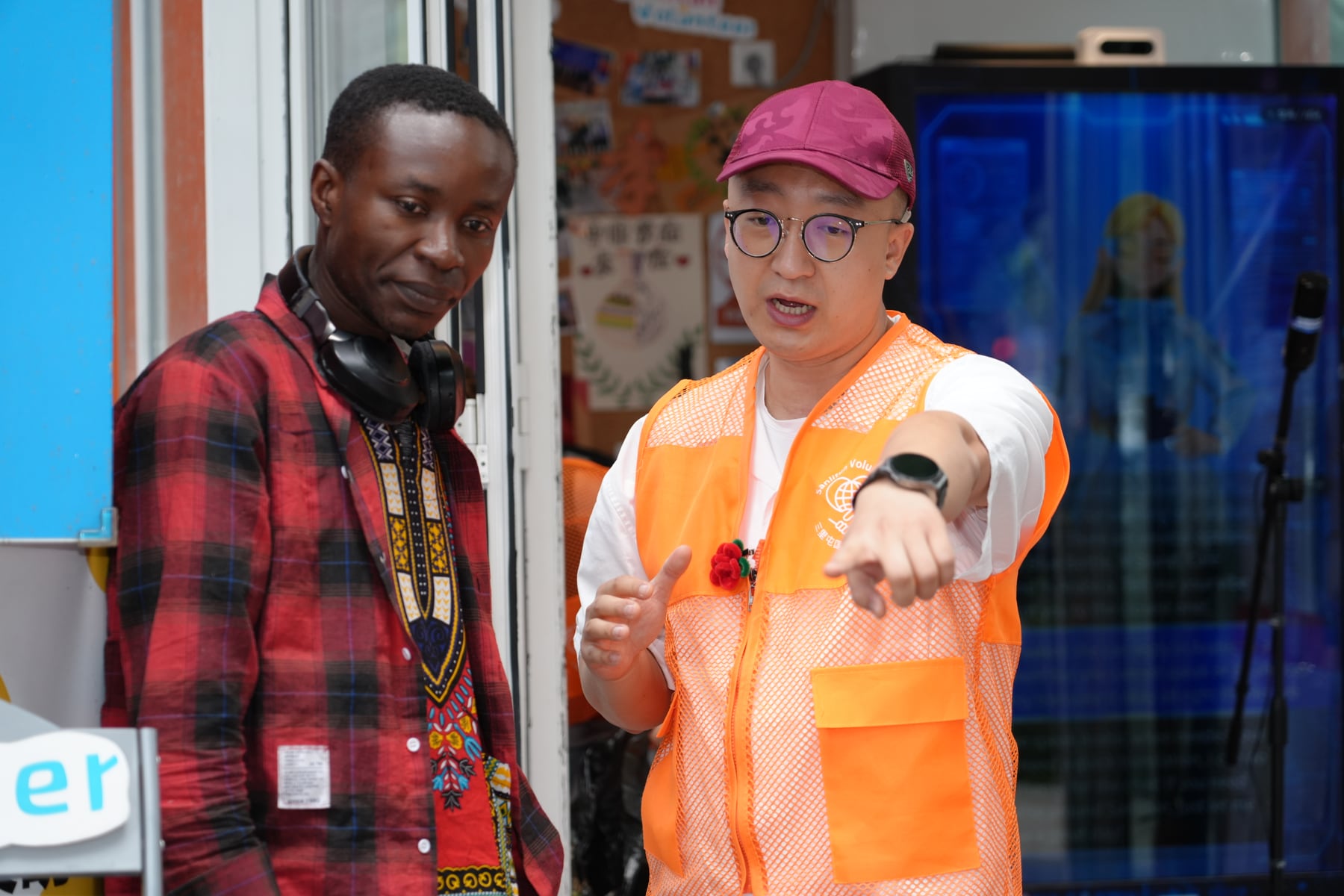 国际志愿者在服务小屋为外籍朋友做城市指引