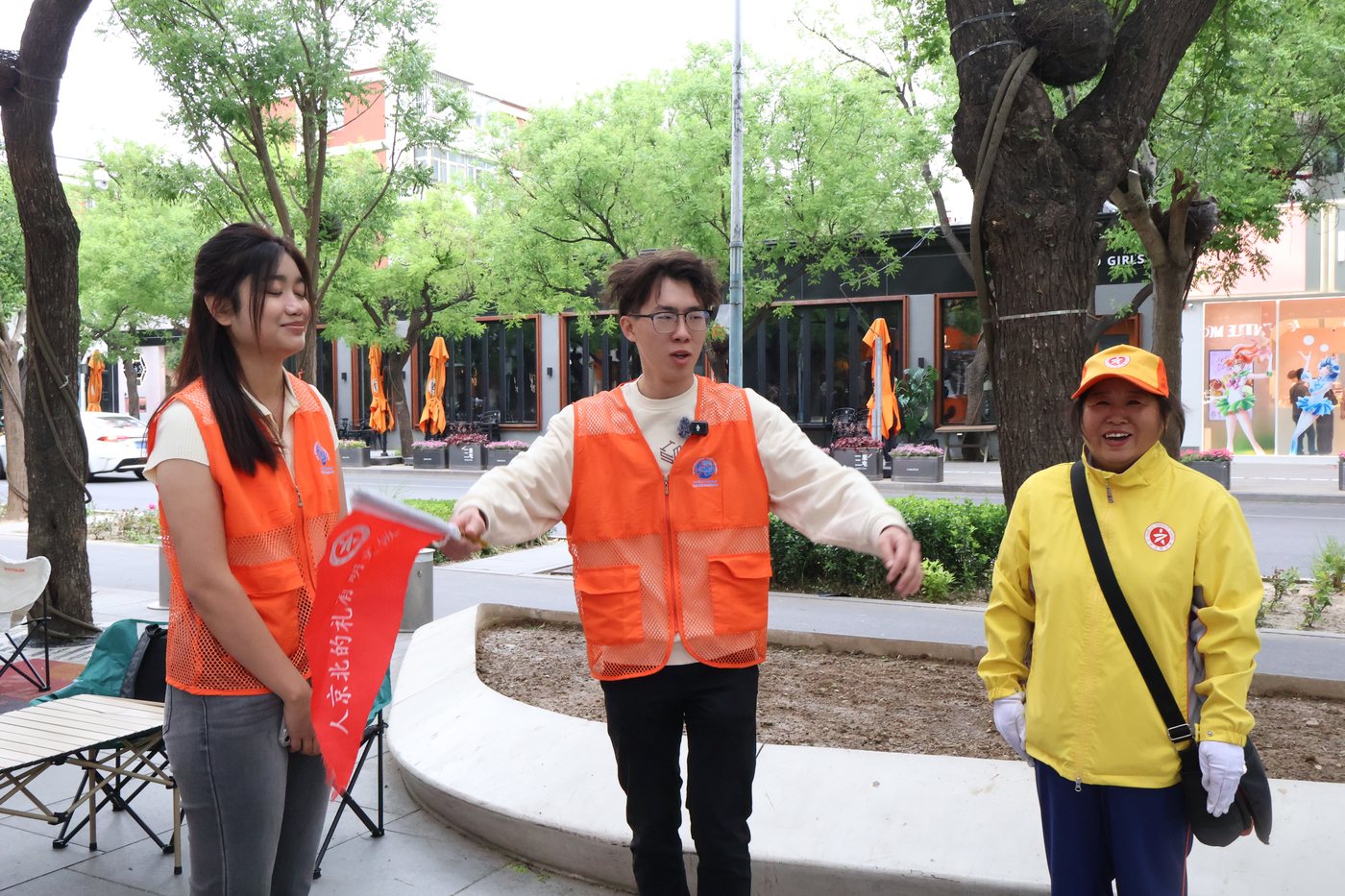 志愿者在商圈服务点做导览