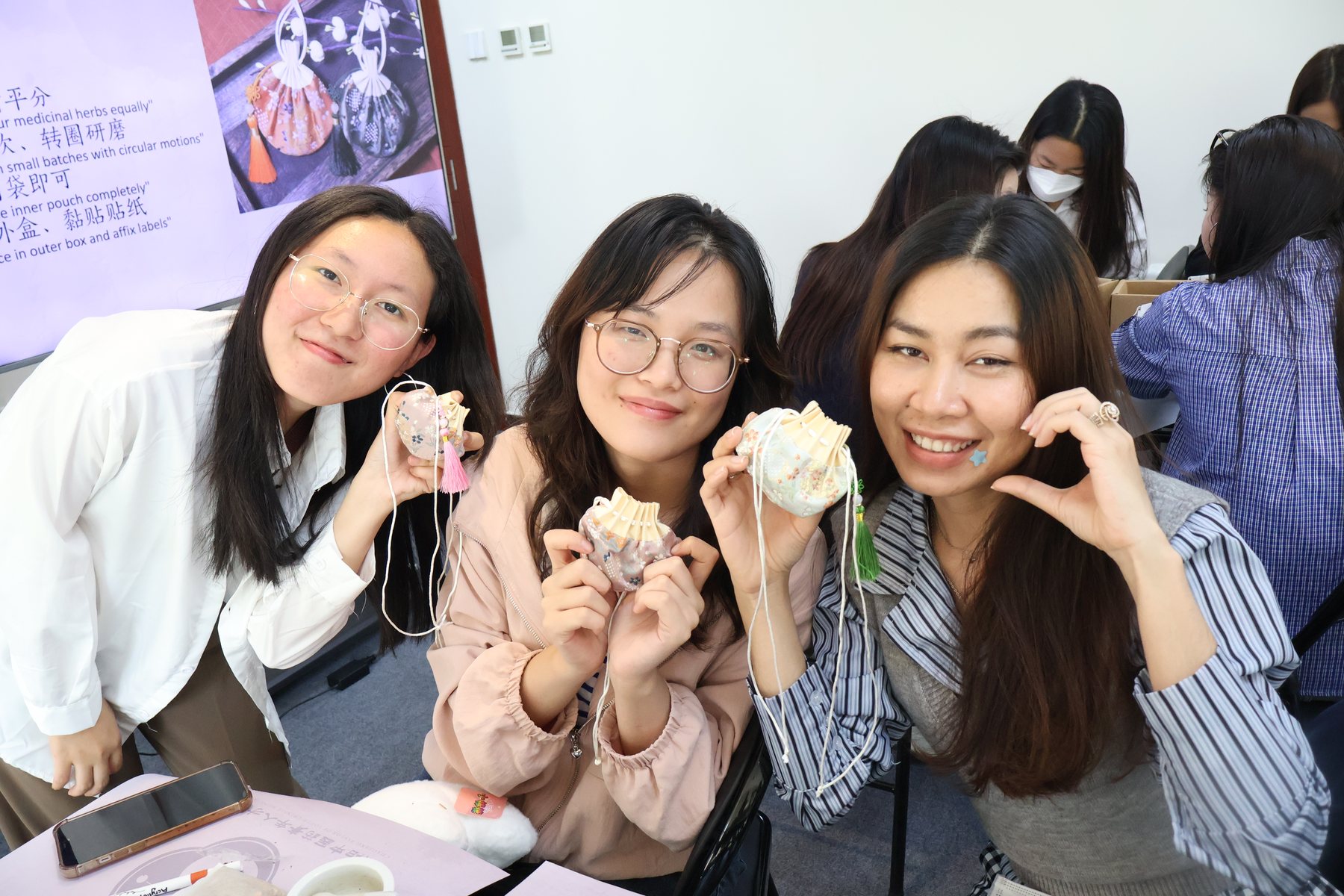 青年志愿者展示手工成果