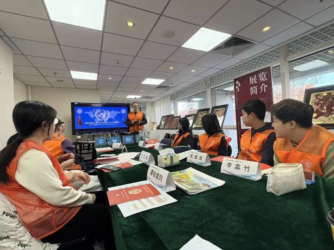 学员围绕联合国议题进行小组讨论